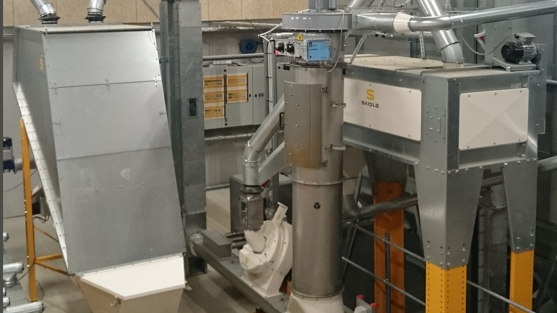 SKIOLD on-farm feed mill with screen cleaner, Unimix inclined mixer, jet filter and disc mill